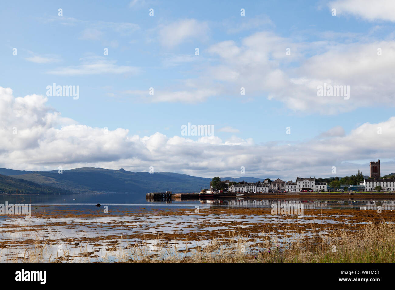 Inveraray riflesse nelle acque di Loch Fyne, Argyll and Bute, Scozia Foto Stock