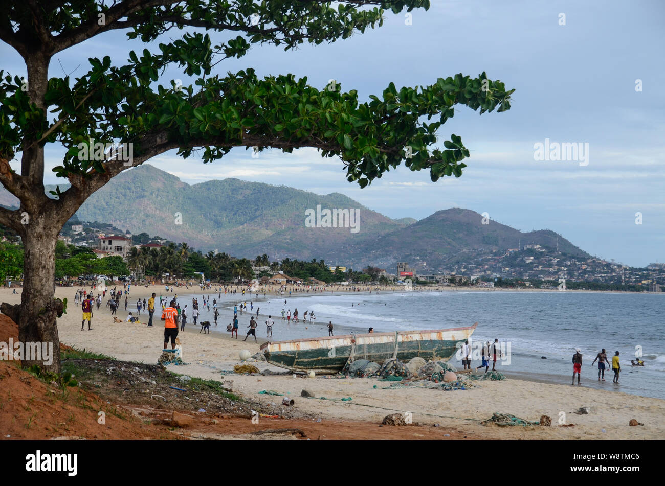 Domenica pomeriggio su Lumley Beach, a Freetown, in Sierra Leone nel 2014 Foto Stock