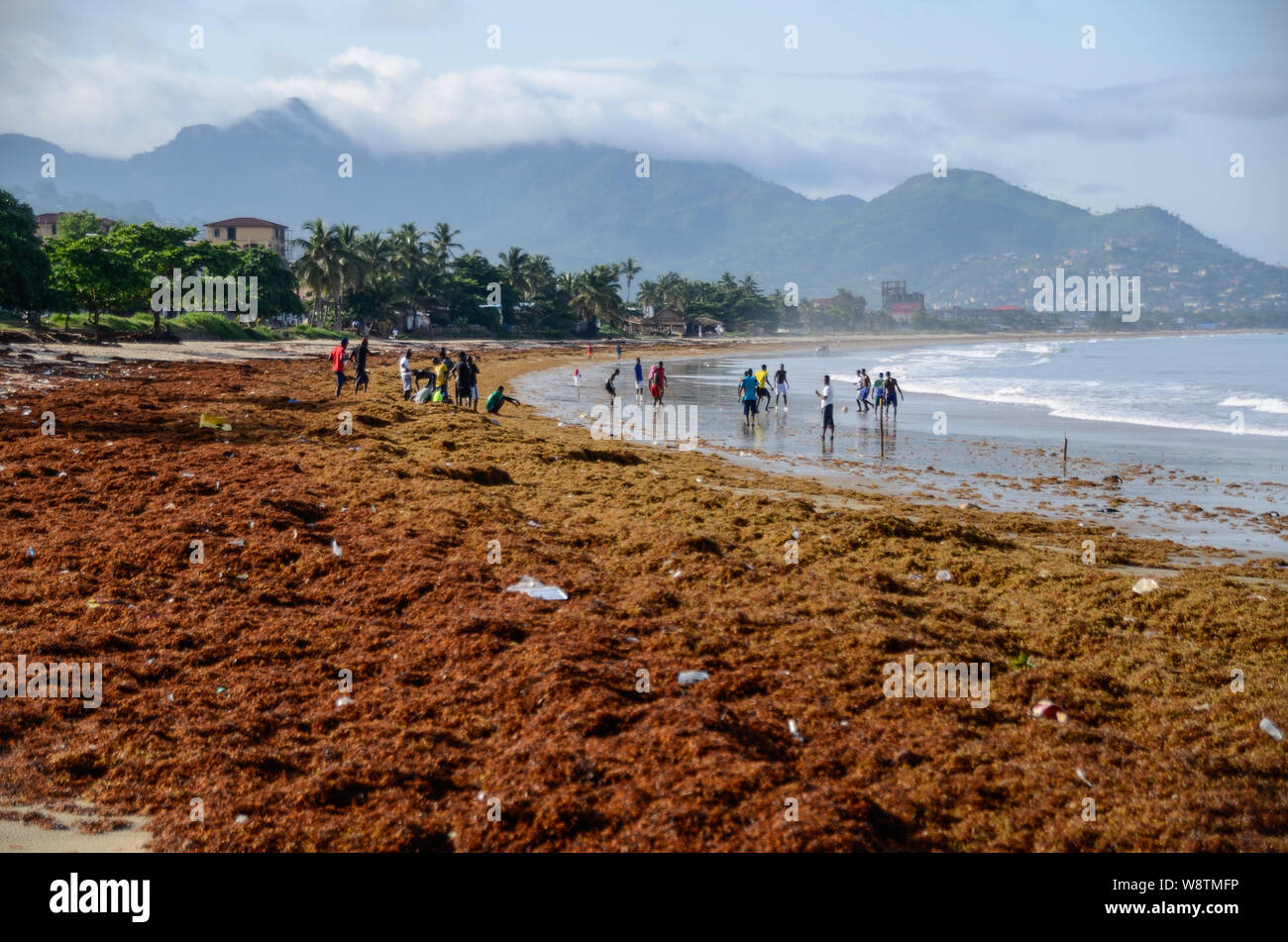I calciatori su Lumley Beach a Freetown, in Sierra Leone durante la stagione delle piogge in 2014 Foto Stock