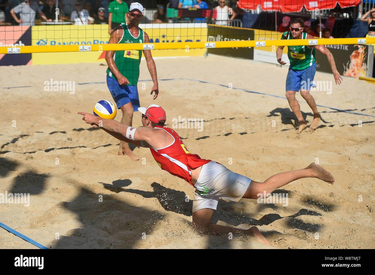 VADUZ, Liechtenstein. 11 Ago, 2019. FIVB BEACH VOLLEYBALL WORLD TOUR: Mathias Alpe (C) de Austria duranti la partida para el torneio FIVB Beach Volleyball World Tour Star 1, en Vaduz, Liechtenstein. (Foto: Bruno de Carvalho/Cordon Premere) Credito: CORDON PREMERE/Alamy Live News Foto Stock