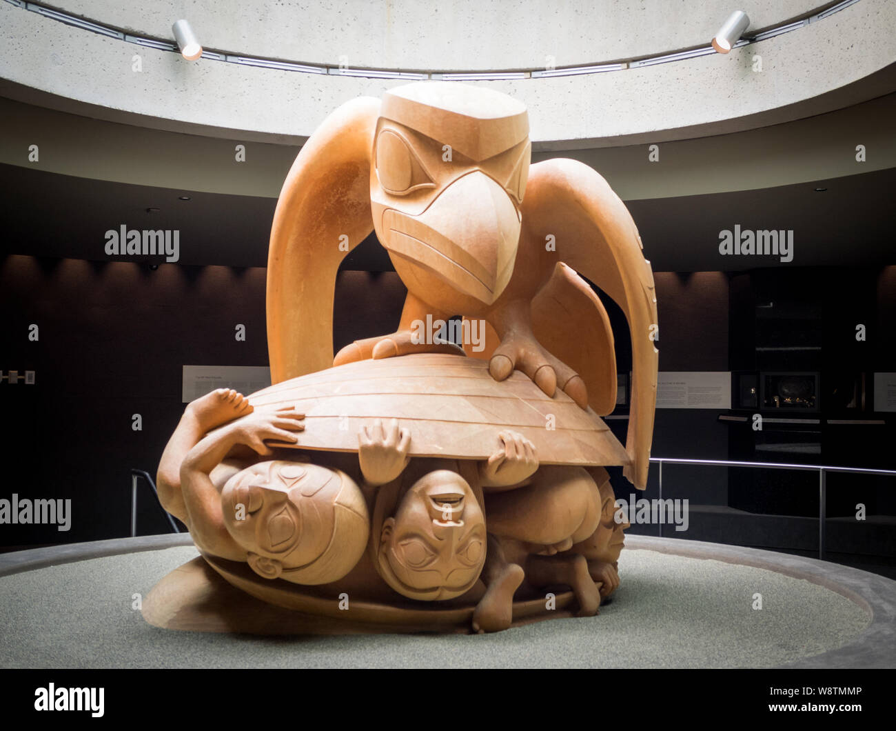 Il Corvo ed il primo degli uomini, una scultura di Haida artista Bill Reid, nella rotunda della University of British Columbia e il Museo di Antropologia. Foto Stock