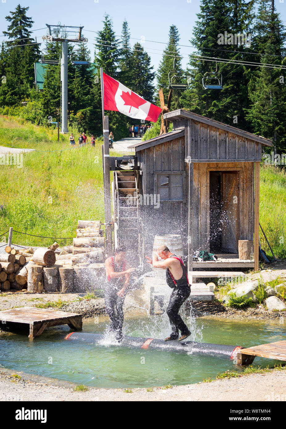 Due dei boscaioli per competere in un registro il rotolamento della concorrenza a Lumberjack mostra su Grouse Mountain, North Vancouver, British Columbia, Canada. Foto Stock