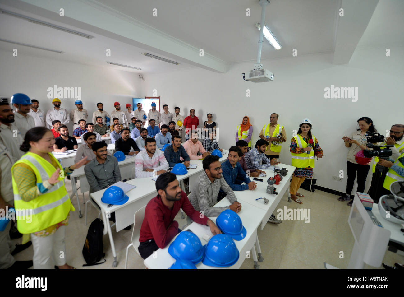 (190811) -- SAHIWAL (Pakistan), 11 Agosto, 2019 (Xinhua) -- tirocinanti studiare in una classe in una scuola di formazione Sahiwal centrali a carbone vegetale in Sahiwal, Provincia del Punjab, Pakistan, su il 6 agosto 2019. Impianti di alimentazione sotto il China-Pakistan corridoio economico (CPEC) hanno migliorato il sostentamento dei pakistani aiutando il governo superare la grave carenza di elettricità. Per andare con: 'Funzione: CPEC impianto di alimentazione fornisce elettricità pulita, ambiente verde al Pakistan " (Xinhua/Ahmad Kamal) Foto Stock