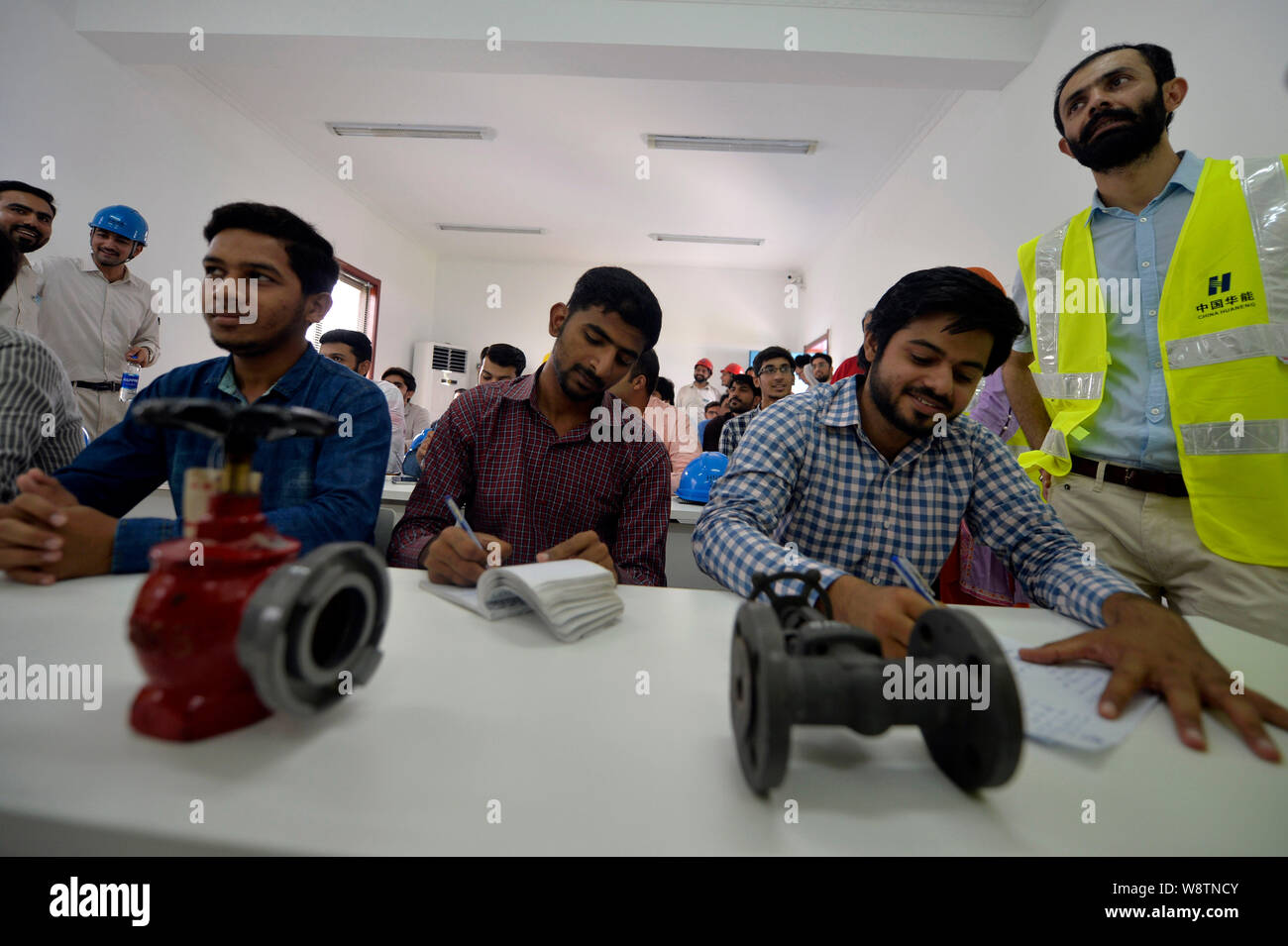 (190811) -- SAHIWAL (Pakistan), 11 Agosto, 2019 (Xinhua) -- tirocinanti studiare in una classe in una scuola di formazione Sahiwal centrali a carbone vegetale in Sahiwal, Provincia del Punjab, Pakistan, su il 6 agosto 2019. Impianti di alimentazione sotto il China-Pakistan corridoio economico (CPEC) hanno migliorato il sostentamento dei pakistani aiutando il governo superare la grave carenza di elettricità. Per andare con: 'Funzione: CPEC impianto di alimentazione fornisce elettricità pulita, ambiente verde al Pakistan " (Xinhua/Ahmad Kamal) Foto Stock