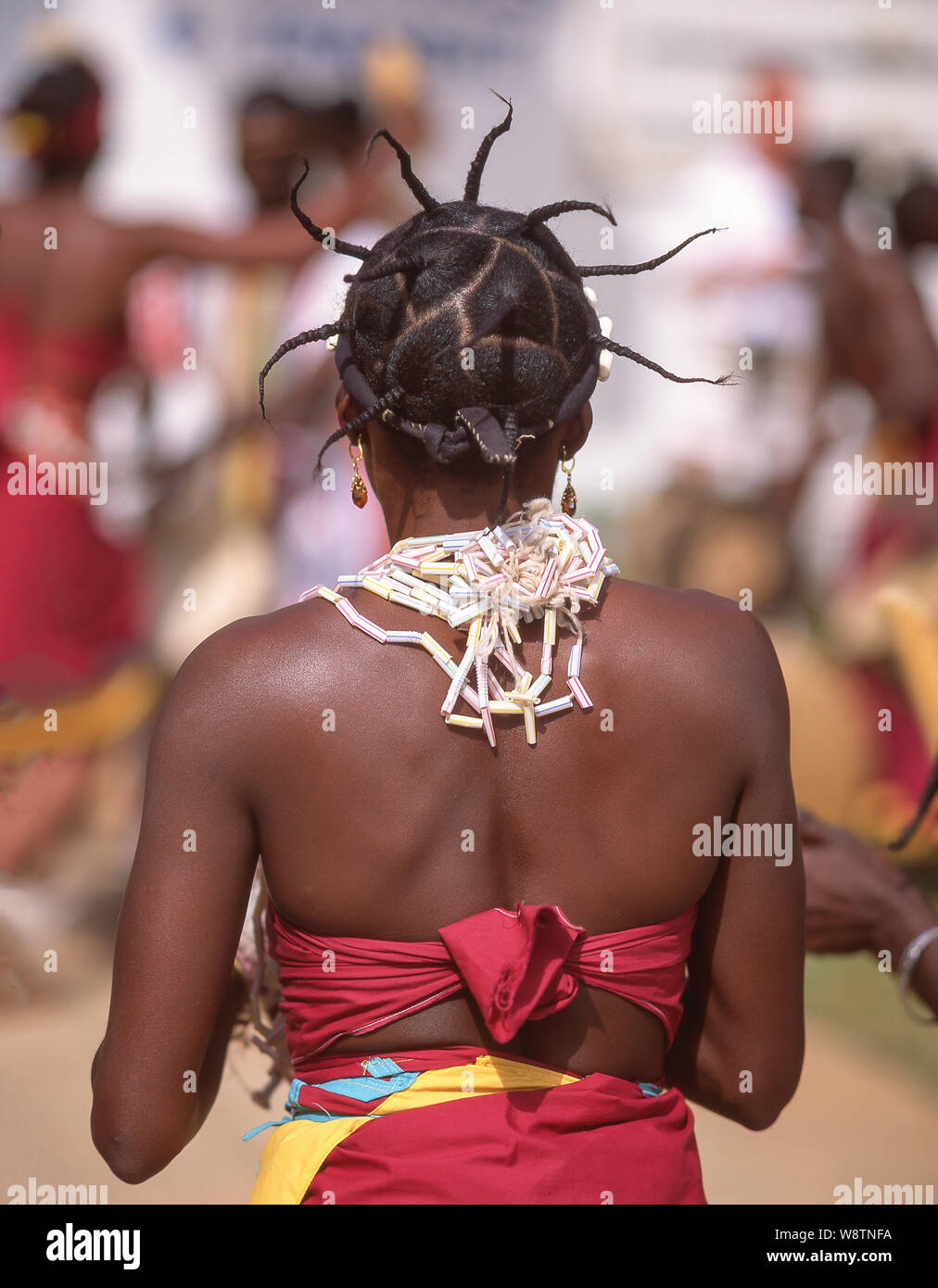 Giovani femmine in mandinga ballerino alla tribal dance show, Banjul, Repubblica della Gambia Foto Stock