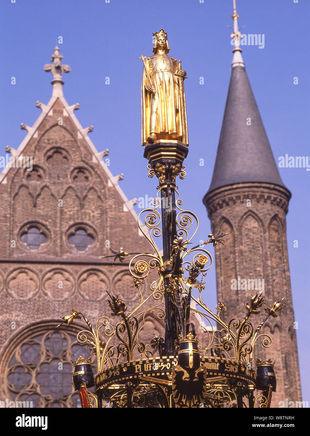 Binnenhoffontein nella parte anteriore dell'edificio Ridderzaai nella corte interna del Binnenhof, l'Aia (Den Haag), Zuid-Holland, Paesi Bassi Foto Stock