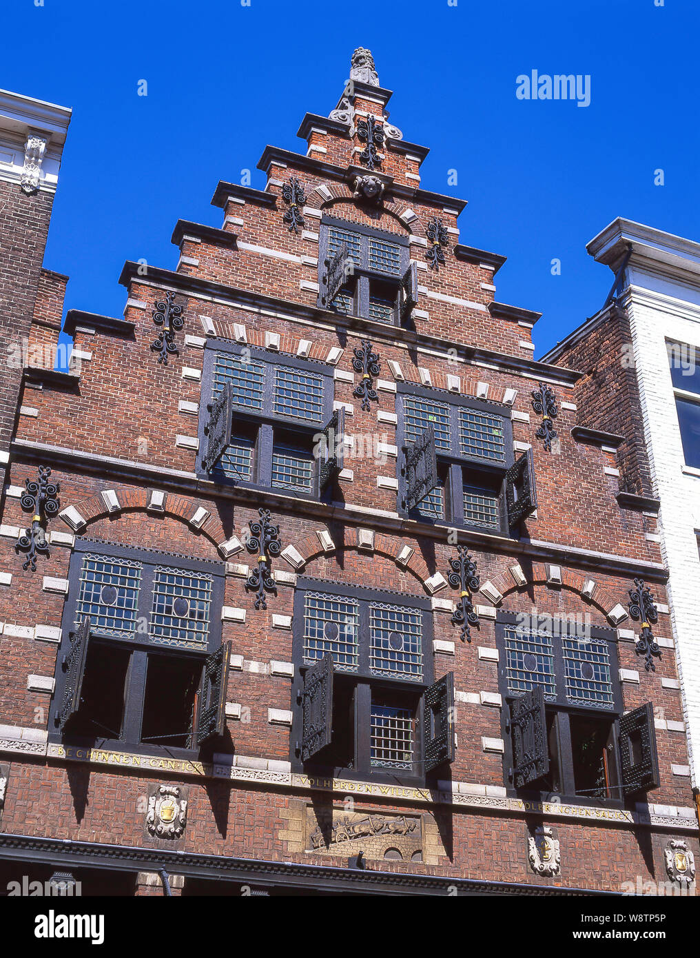 Parzializzato facciata di edificio del periodo, Grote Markt, Haarlem, Olanda settentrionale, il Regno dei Paesi Bassi Foto Stock