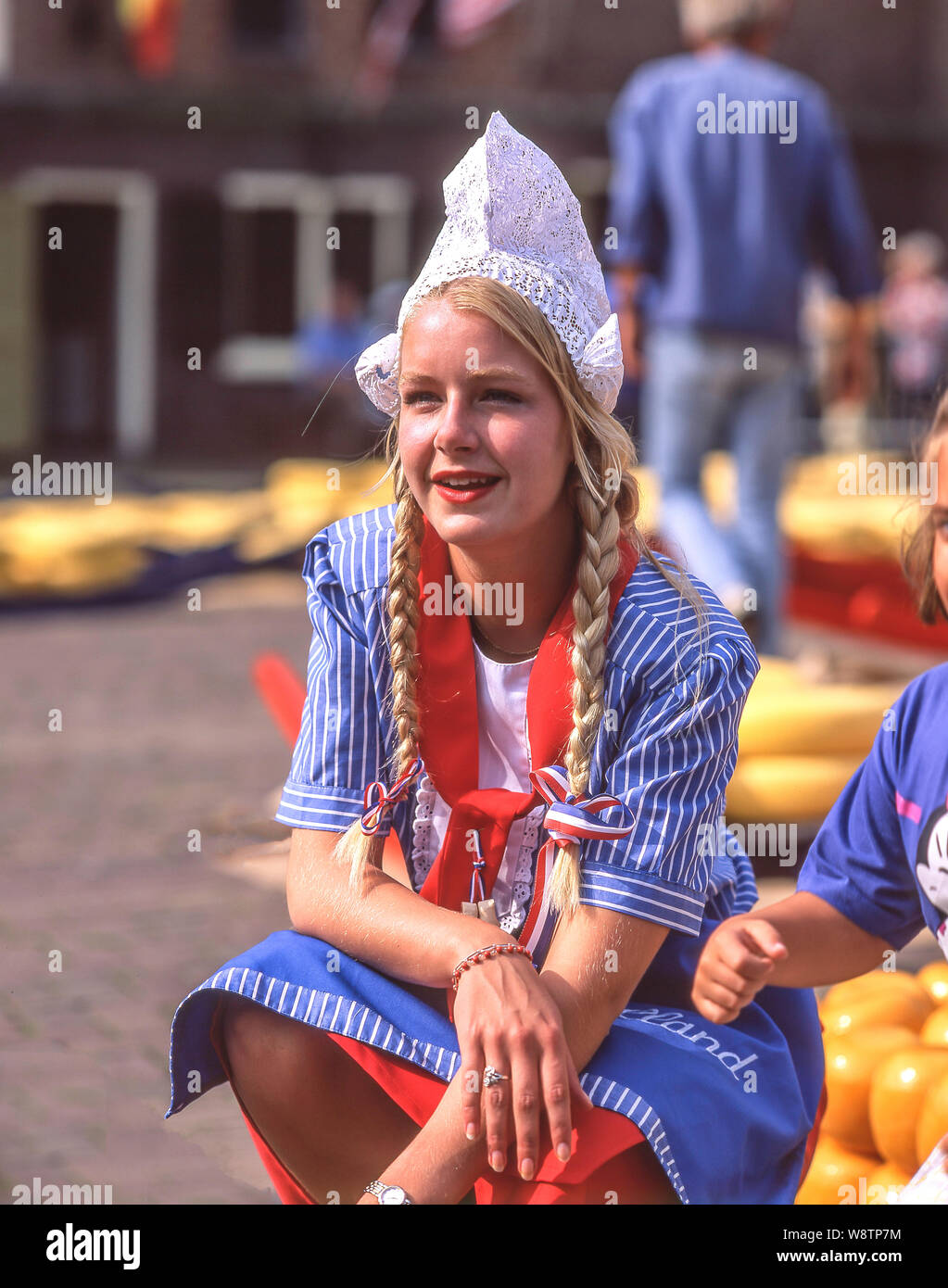 Giovane donna in costume tradizionale al mercato del formaggio di Alkmaar, Alkmaar, Noord-Holland, Regno dei Paesi Bassi Foto Stock