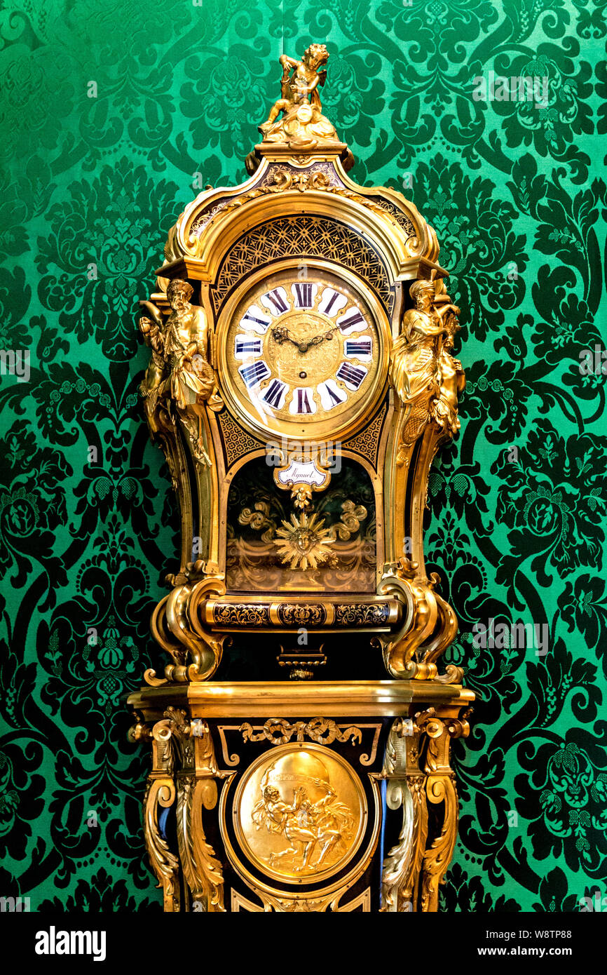 Orologio d'oro contro sfondo verde a Wallace Collection, Londra, Regno Unito Foto Stock