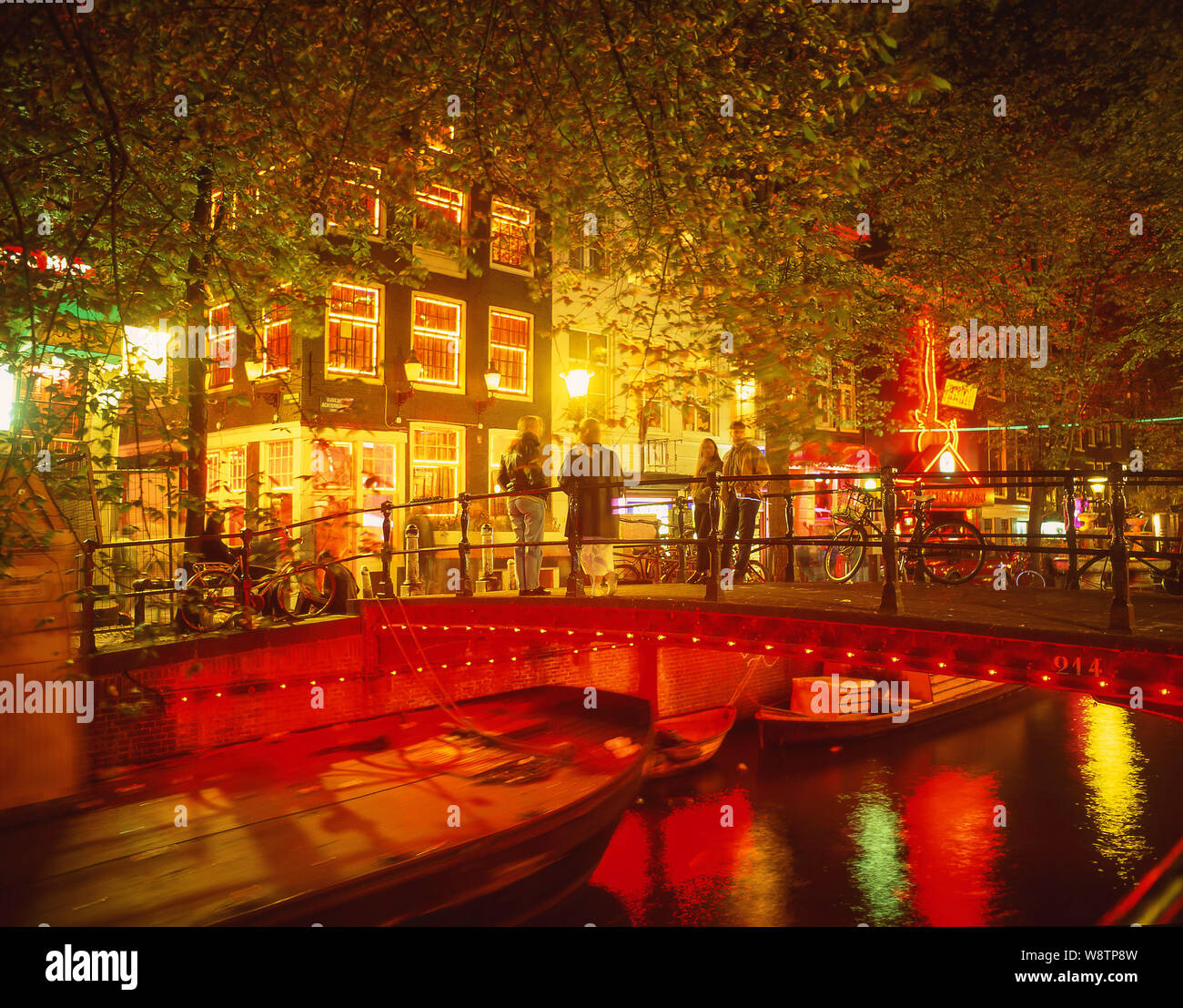 Ponte sul canale nel quartiere a luci rosse (de Wallen), Amsterdam, Olanda settentrionale. Regno dei Paesi Bassi Foto Stock