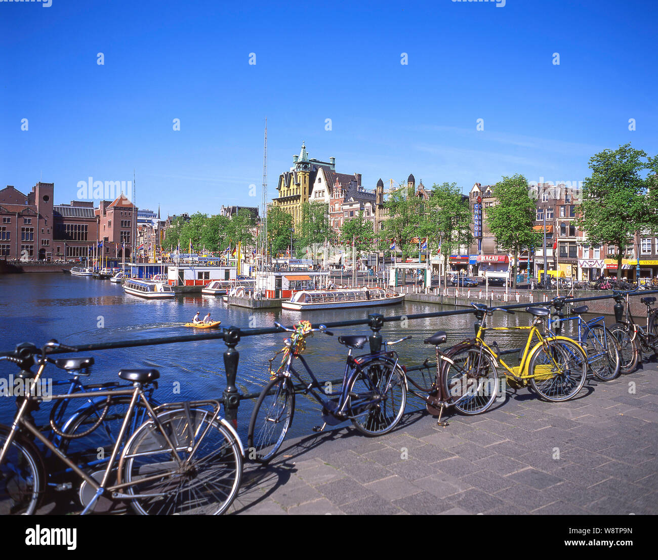 Canal Ferry Terminal, Damrak, Amsterdam, Olanda settentrionale, il Regno dei Paesi Bassi Foto Stock