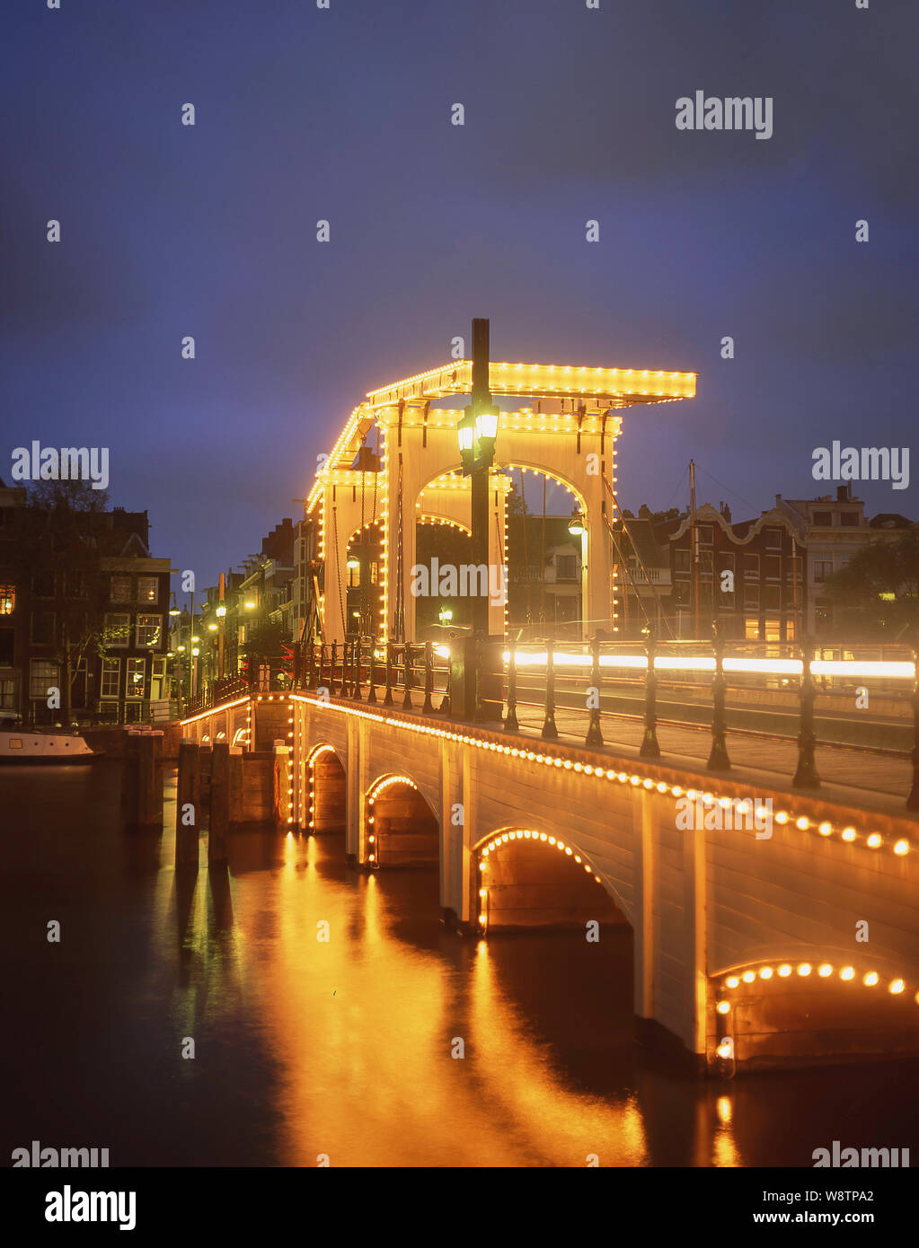Il Magere Brug (skinny bridge) al tramonto e il fiume Amstel Amsterdam, Noord-Holland, il Regno dei Paesi Bassi Foto Stock