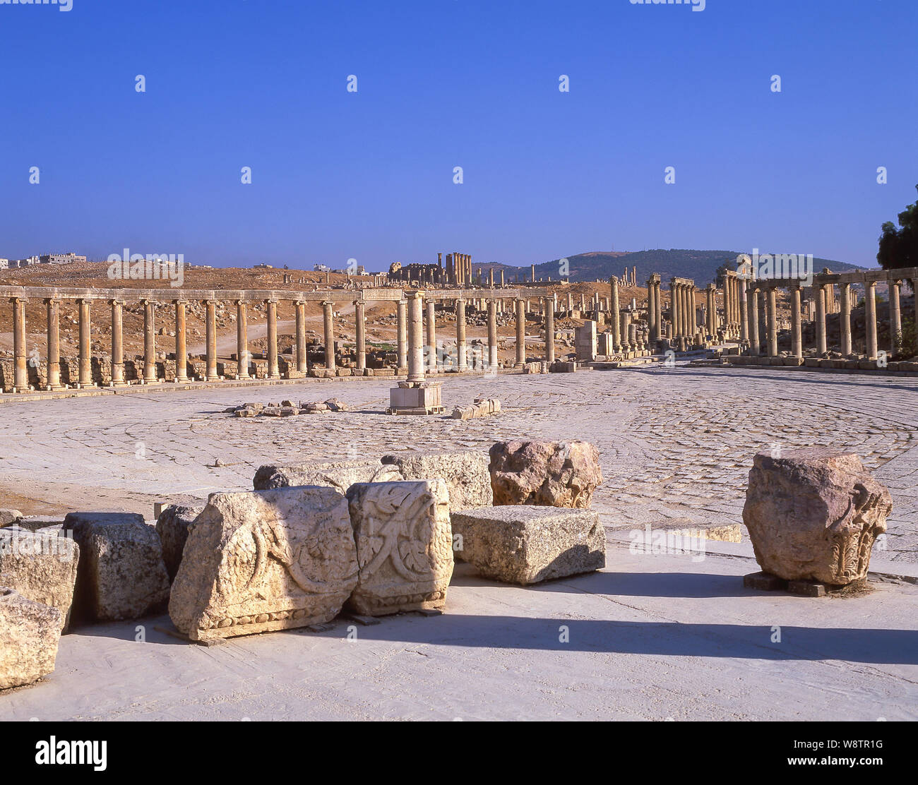 Il foro ovale e il Cardo Maximus, antica città di Jerash (Gerasa), Irbid, Maan, Regno di Giordania Foto Stock