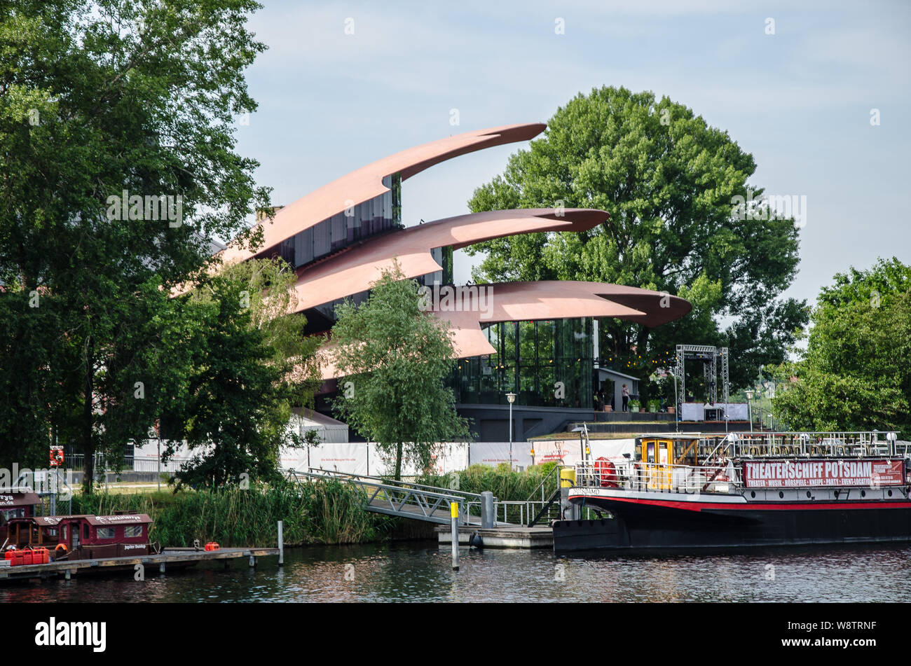 In un fantastico edificio in vetro con vedute sul lago, Hans Otto Theatre Potsdam mette tutto il mondo del teatro sul palco: grandi classici, moderni esperimenti, Foto Stock