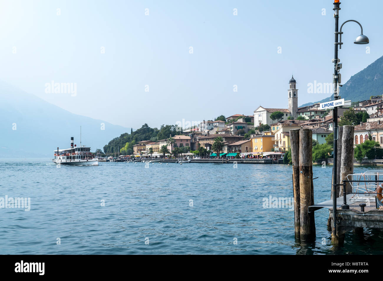 Limone, Italia - Luglio 24, 2019: si tratta di un punto di vista di una vecchia barca a remi che entrano nel paese di Limone sul Garda in Italia Foto Stock
