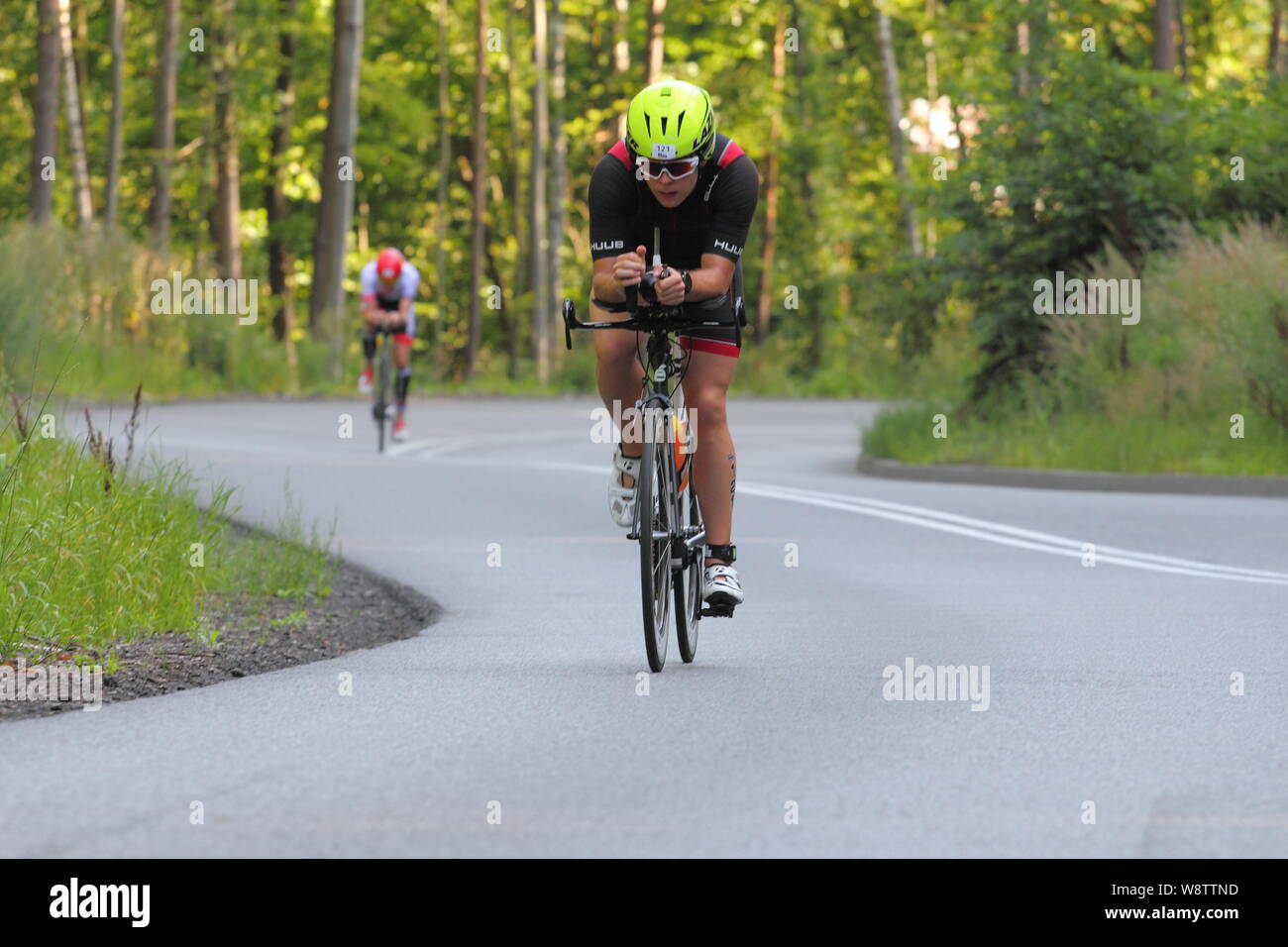Gdynia, Polonia, luglio 11, 2019: I ciclisti sulla Enea Ironman 70,3 Gdynia triathlon rotta Foto Stock
