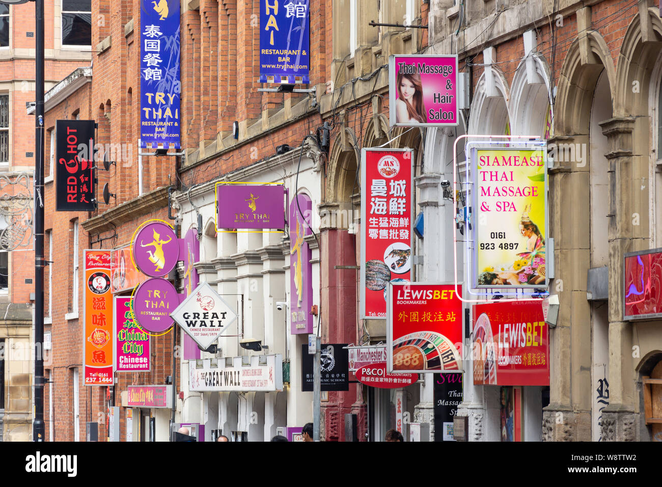 Insegne pubblicitarie, Faulkner Street, Chinatown, Manchester, Greater Manchester, Inghilterra, Regno Unito Foto Stock