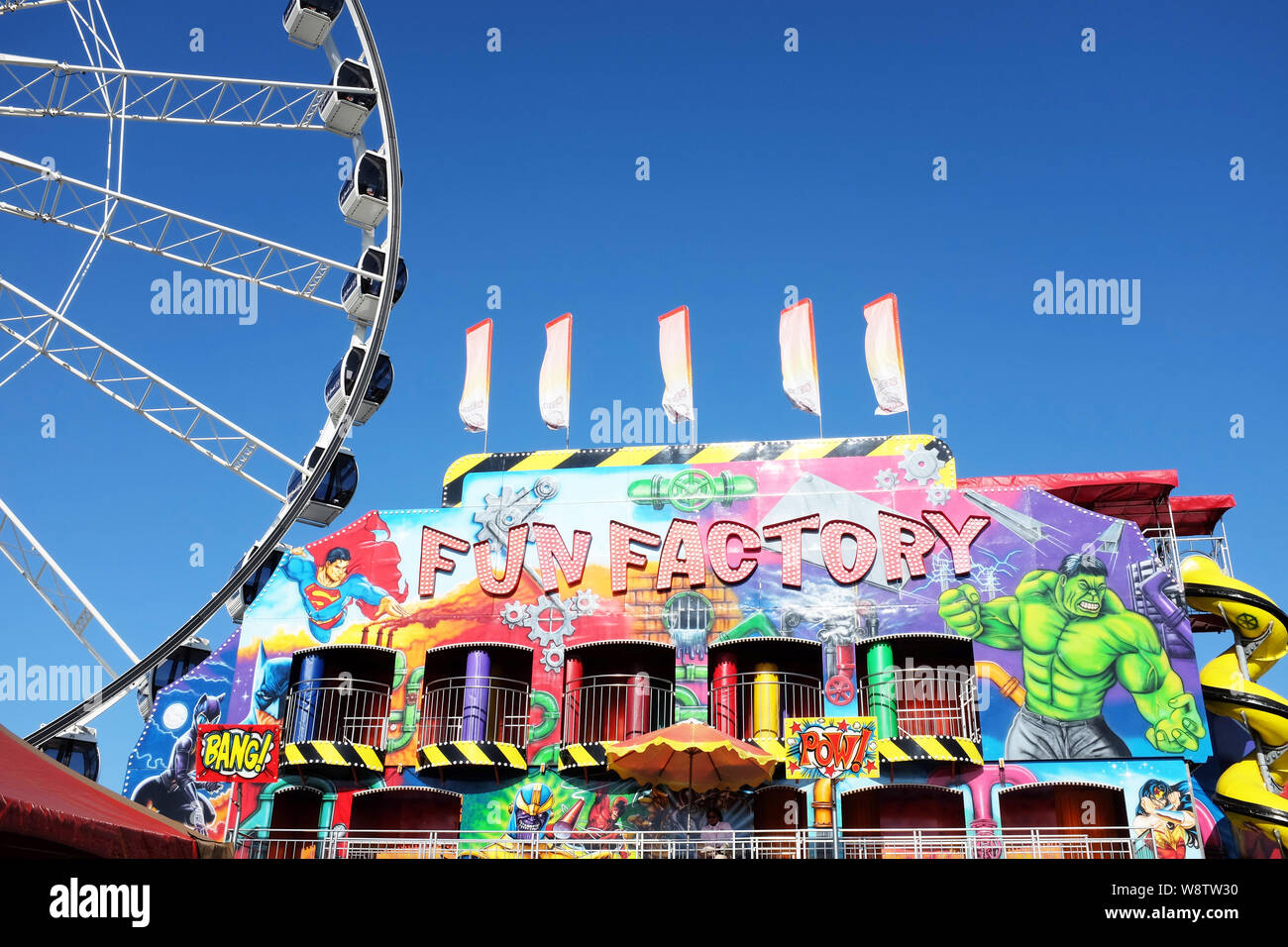 COSTA MESA, CALIFORNIA - 8 agosto 2019: Fabbrica del divertimento e la ruota panoramica Ferris all'Orange County Fair. Foto Stock