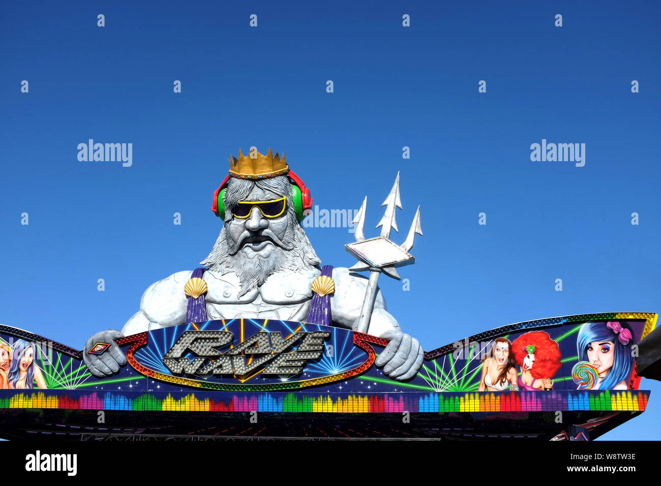 COSTA MESA, CALIFORNIA - 8 agosto 2019: Nettuno con il suo tridente in cima al Rave Ondata di marcia all'Orange County Fair. Foto Stock