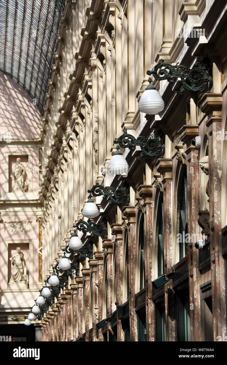 Lampade e colonne della Galerie de la Reine galleria commerciale, Bruxelles, Belgio Foto Stock