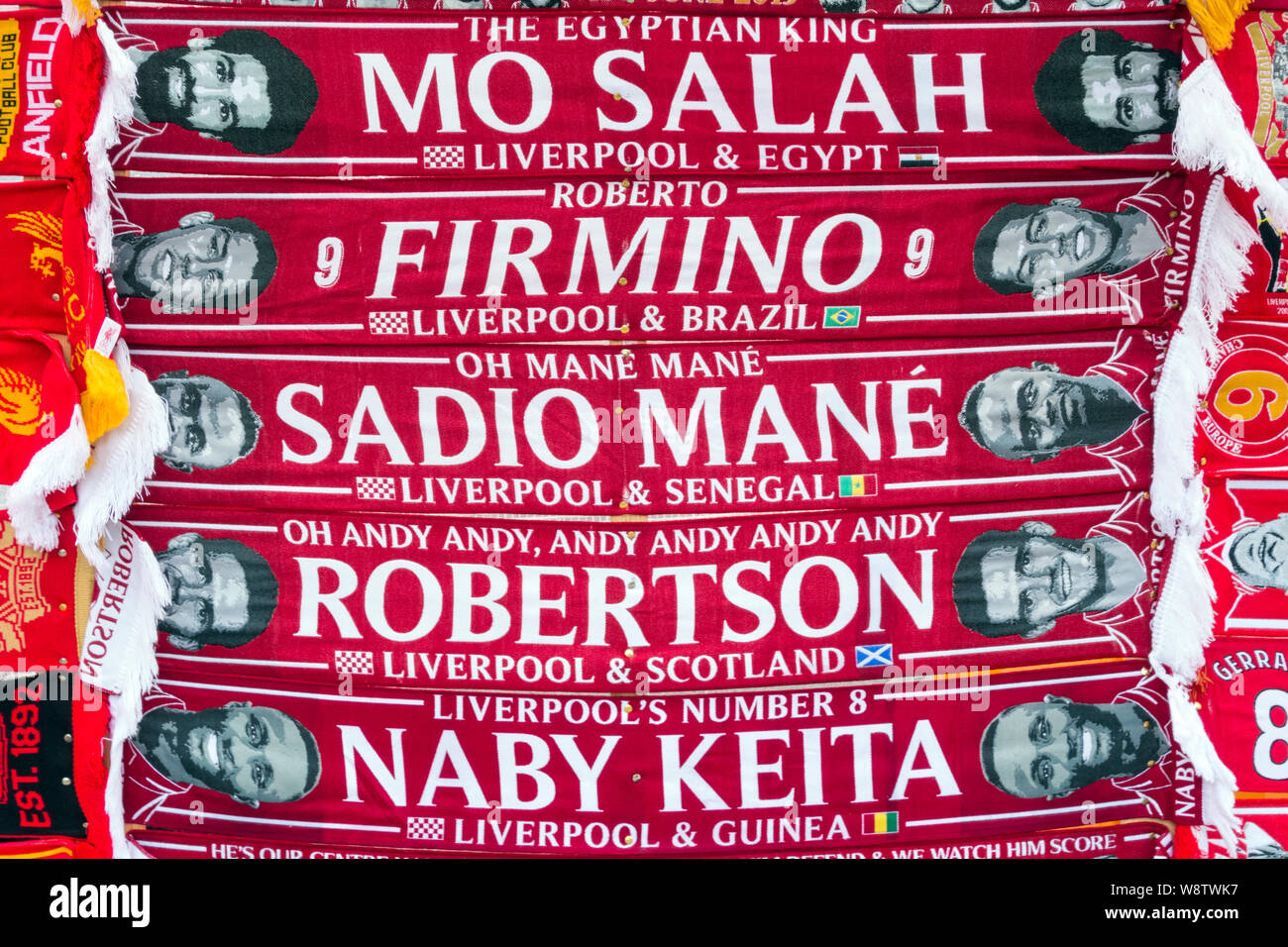 Sciarpe, dotate di Liverpool Football Club giocatori, in vendita al di fuori del campo di calcio, Anfield, Liverpool Foto Stock