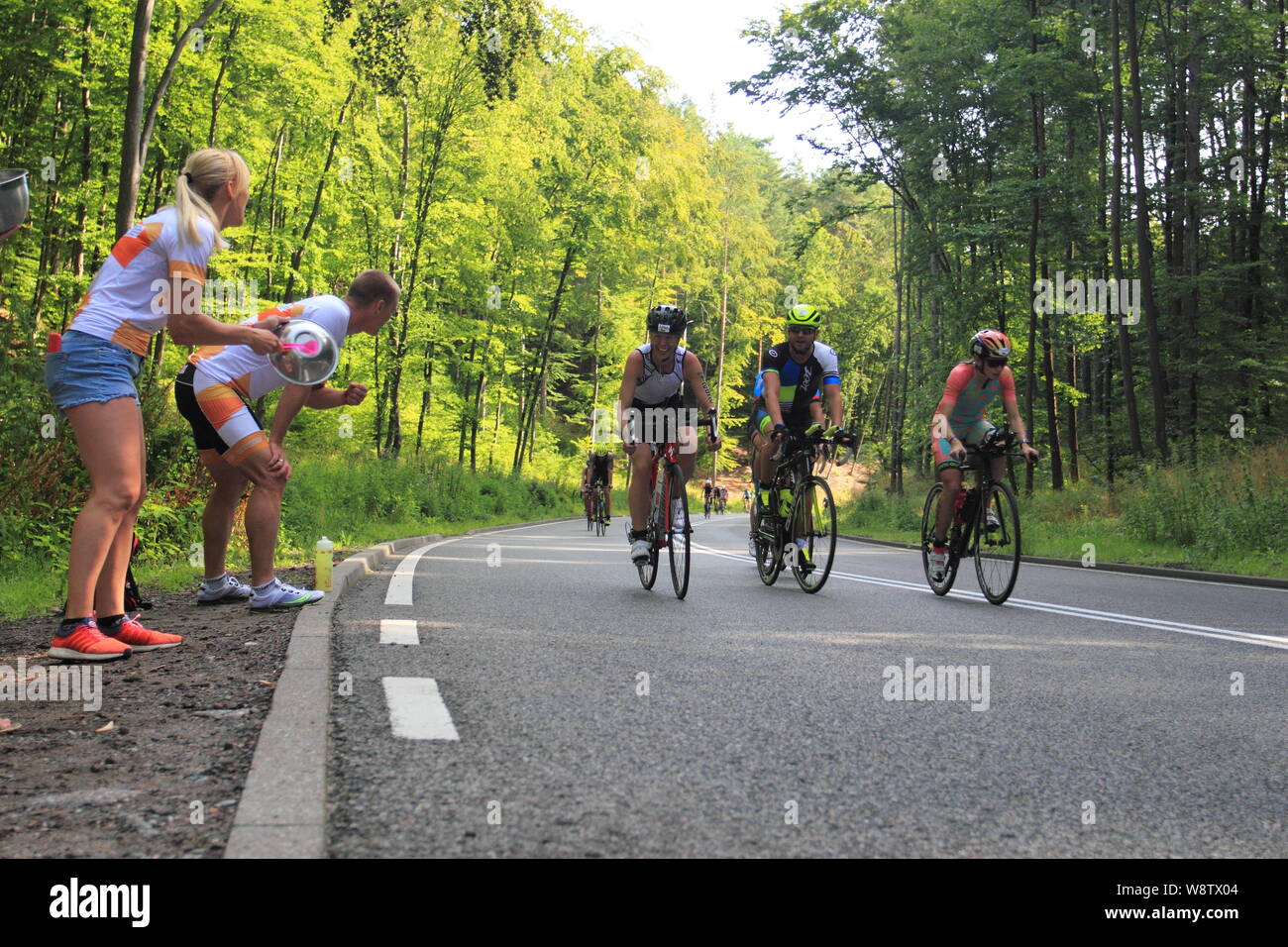 Gdynia, Polonia, luglio 11, 2019: i concorrenti sulla Enea Ironman 70,3 Gdynia percorso in bicicletta. Le ventole fortemente rallegrato per i partecipanti della gara Foto Stock