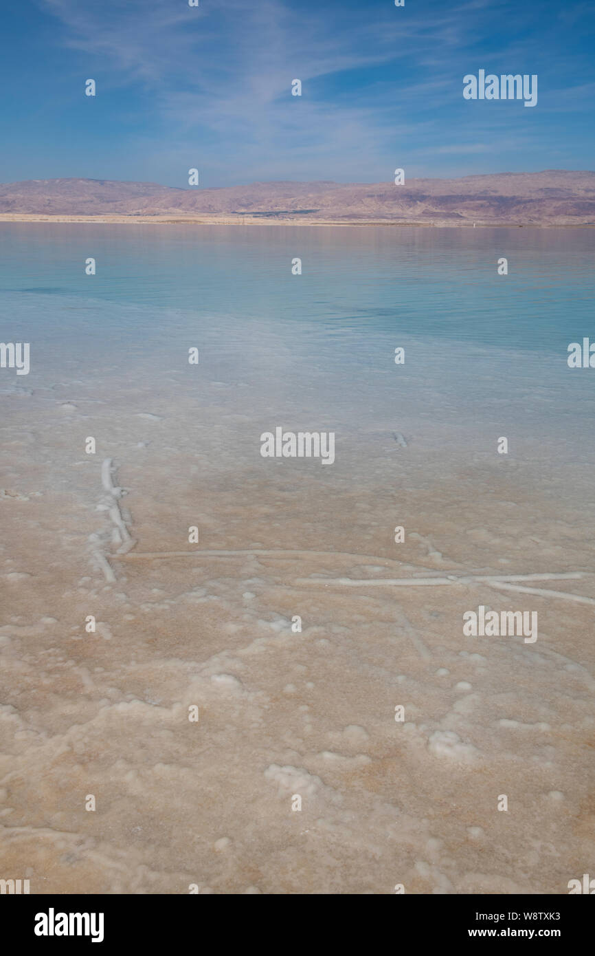 Israele, il Mar Morto. Il luogo più basso in tutto il mondo in oltre 400 metri sotto il livello del mare. Vista panoramica di un calmo mare morto con depositi di sale. Foto Stock
