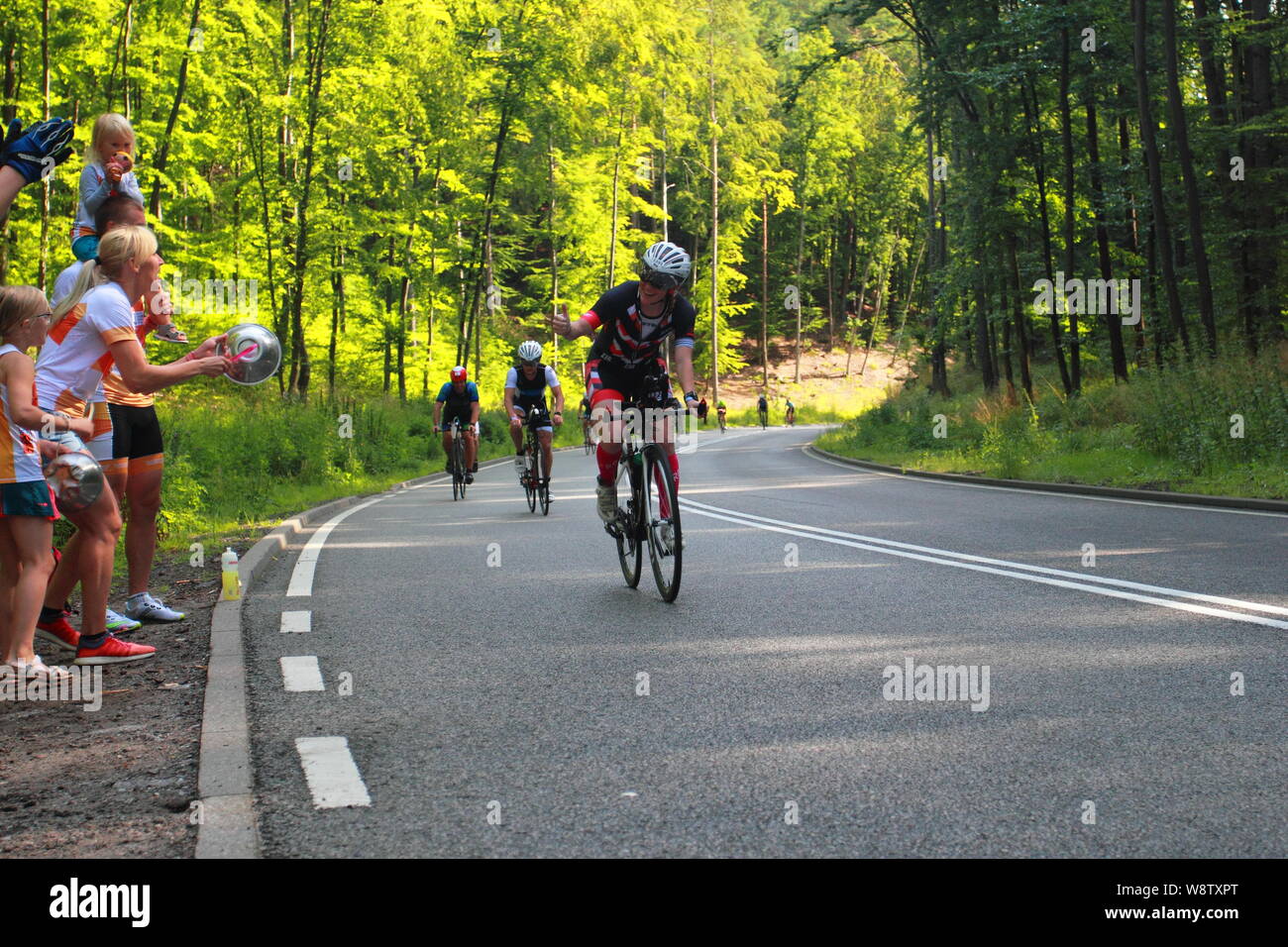 Gdynia, Polonia, luglio 11, 2019: i concorrenti sulla Enea Ironman 70,3 Gdynia percorso in bicicletta. Le ventole fortemente rallegrato per i partecipanti della gara Foto Stock