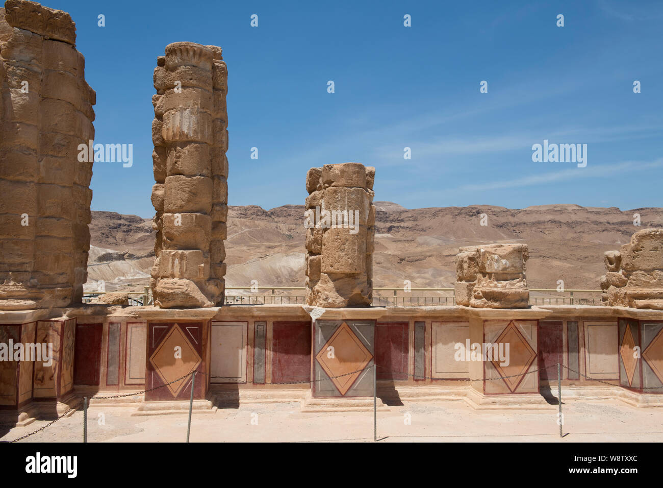 Israele, Masada Parco Nazionale di aka Massada. Il Palazzo di nord aka erode il luogo, scogliera periodo erodiano gemma architettonica, c. 37 A.C. al 4 A.C. Foto Stock