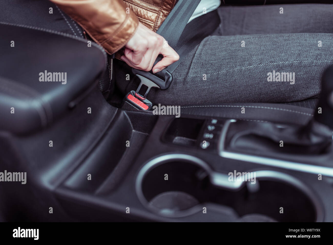 Close-up di fissaggio cintura di sicurezza in auto, mano e meccanismo a  scatto, sicurezza stradale, l'attivazione degli airbag, salvare vite,  interni auto azione di movimentazione, femmina Foto stock - Alamy