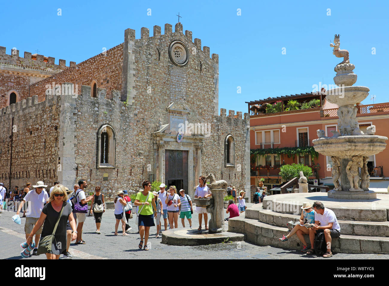 TAORMINA, Italia - 20 giugno 2019: Cattedrale di Taormina townand fontana di Piazza Duomo Foto Stock