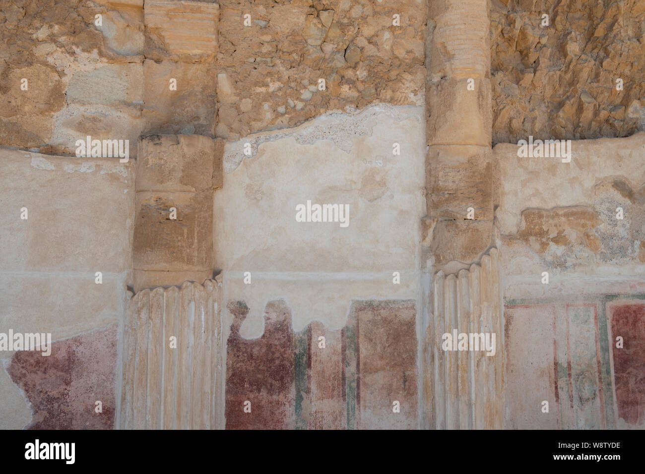 Israele, Masada Parco Nazionale di aka Massada. Il Palazzo di nord aka erode il luogo, cliffside periodo erodiano gemma architettonica, c. 37 A.C. al 4 A.C. Colo Foto Stock