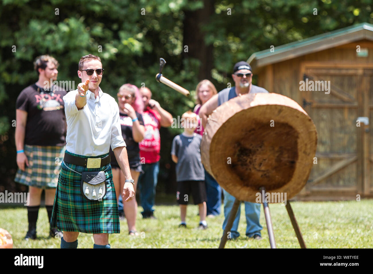 Un uomo getta un ascia a un target di legno in un'ascia gettando mostra a Blairsville Scottish Highland Games il 9 giugno 2018 in Blairsville, GA. Foto Stock