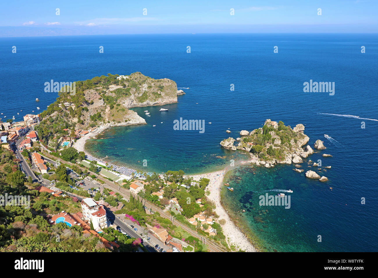 Bella vista aerea di Taormina, Italia. Seascape siciliano con Isola bella isola e spiaggia. Foto Stock