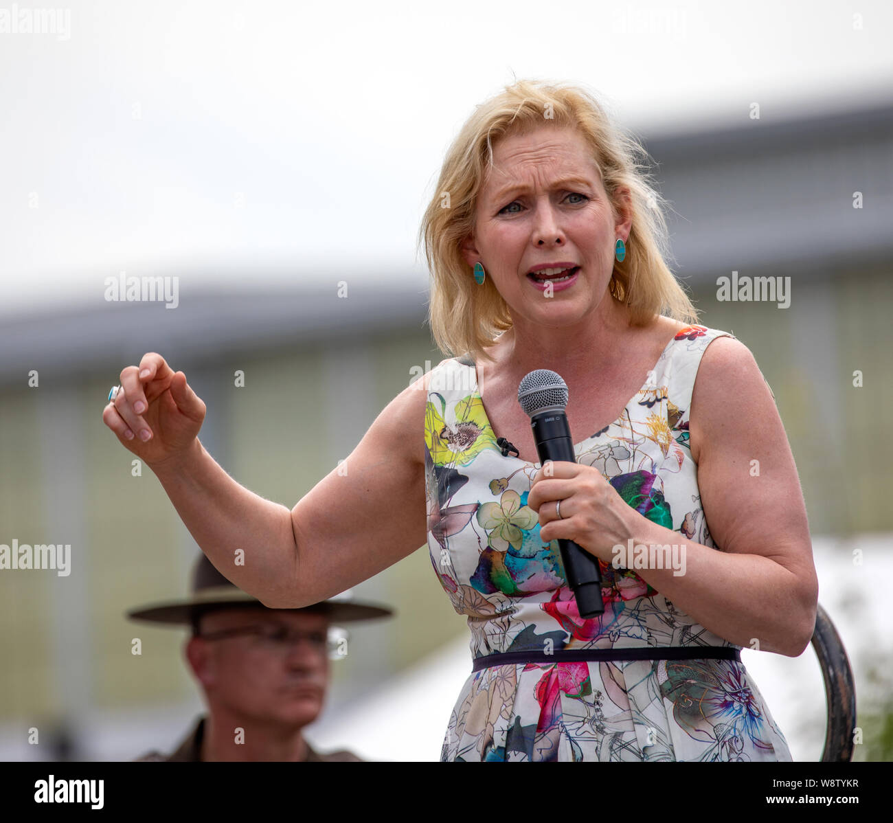 Des Moines, Iowa / STATI UNITI D'America - 10 agosto 2019: Stati Uniti il senatore e candidato presidenziale democratico Kirsten Gillibrand saluta i sostenitori all'Iowa Foto Stock