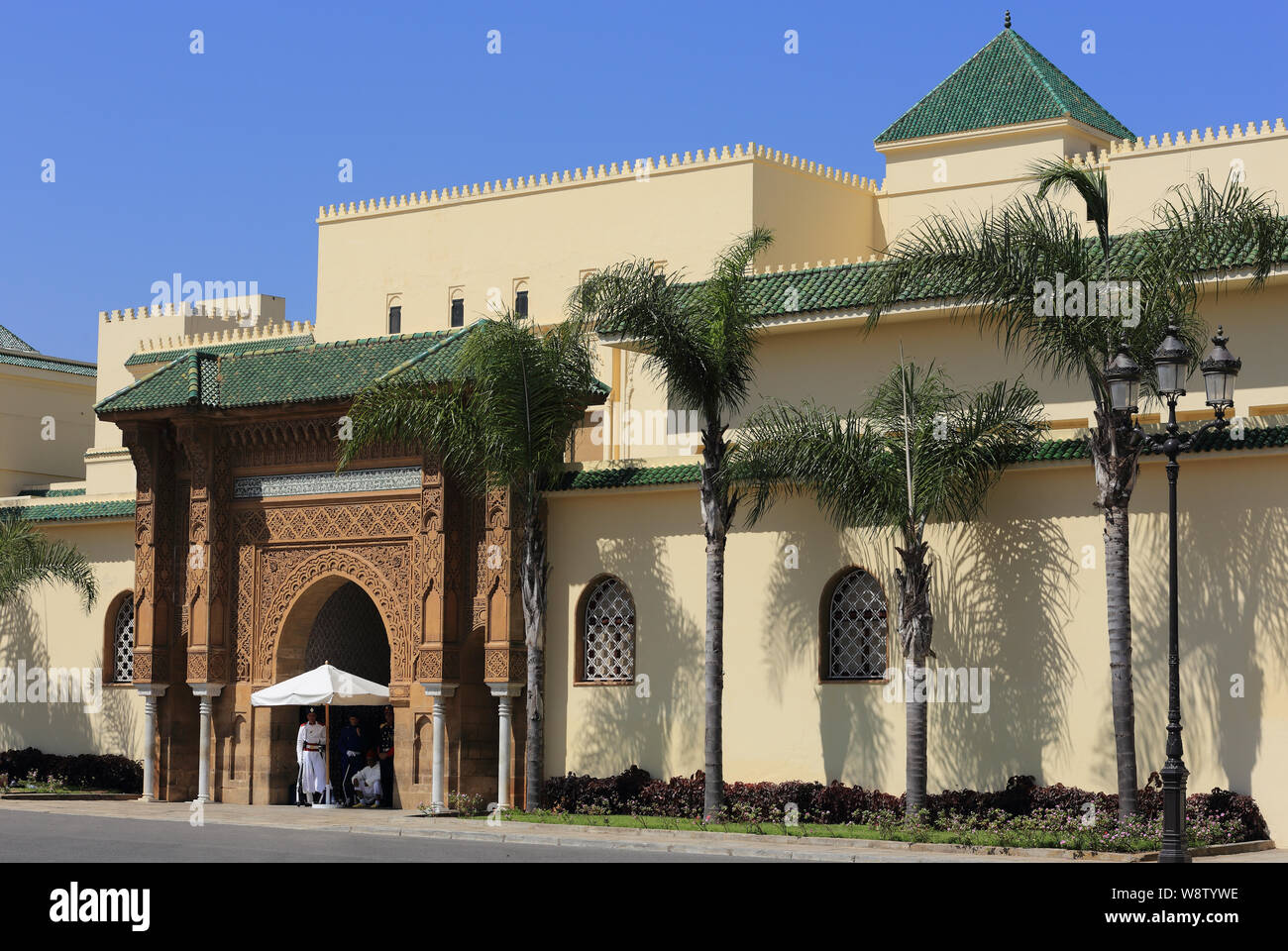 Rabat, Marocco - 25 giugno 2019. Gate e la facciata del Palazzo Reale, il re del Marocco la residenza ufficiale. Rabat è un sito Patrimonio Mondiale dell'UNESCO. Foto Stock