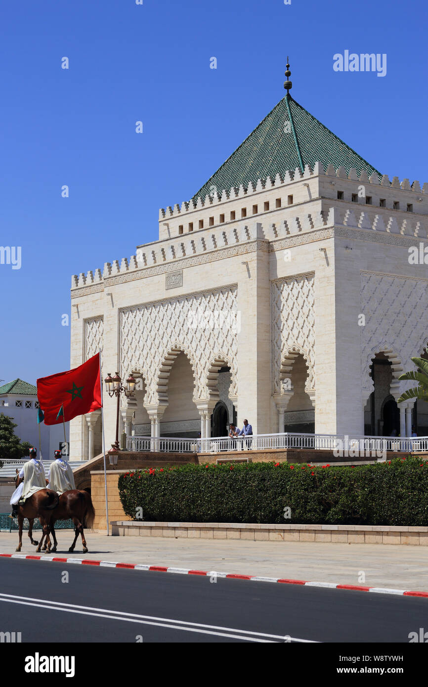 Rabat, Marocco - 25 giugno 2019. Royal guardie montati su cavalli arabi, giro passato il Mausoleo di Mohammed V, Rabat più visitati icona. UNESCO Foto Stock