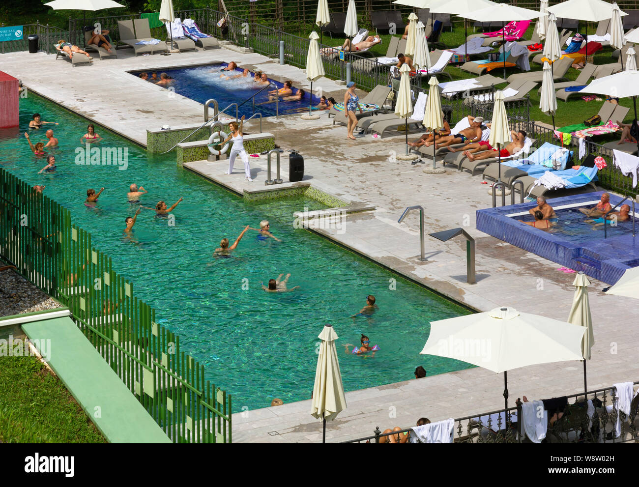 RIMSKE TOPLICE, Slovenia - 3 Agosto 2019: Il centro termale dispone di piscina esterna durante un aqua aerobics session Foto Stock