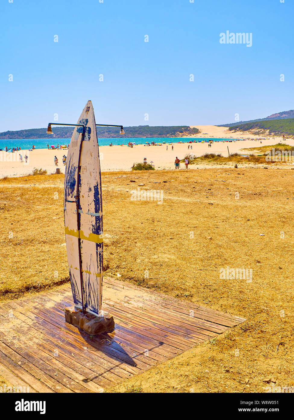 Doccia pubblica a forma di tavola da surf in Playa de Bolonia Beach, Tarifa, Cadice. Andalusia, Spagna. Foto Stock