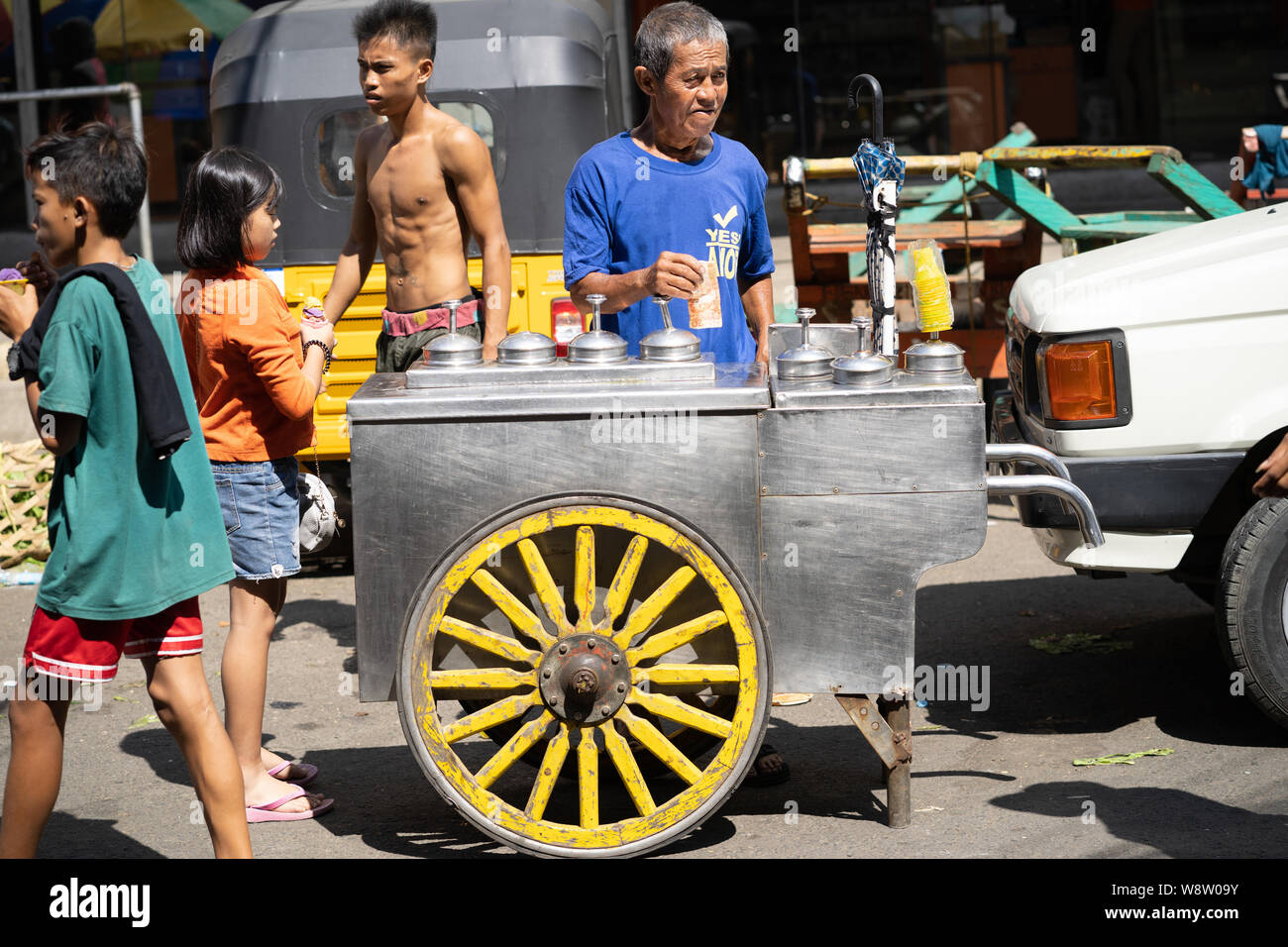 Un uomo di vendita di gelato da un carrello a Cebu City, Filippine Foto Stock