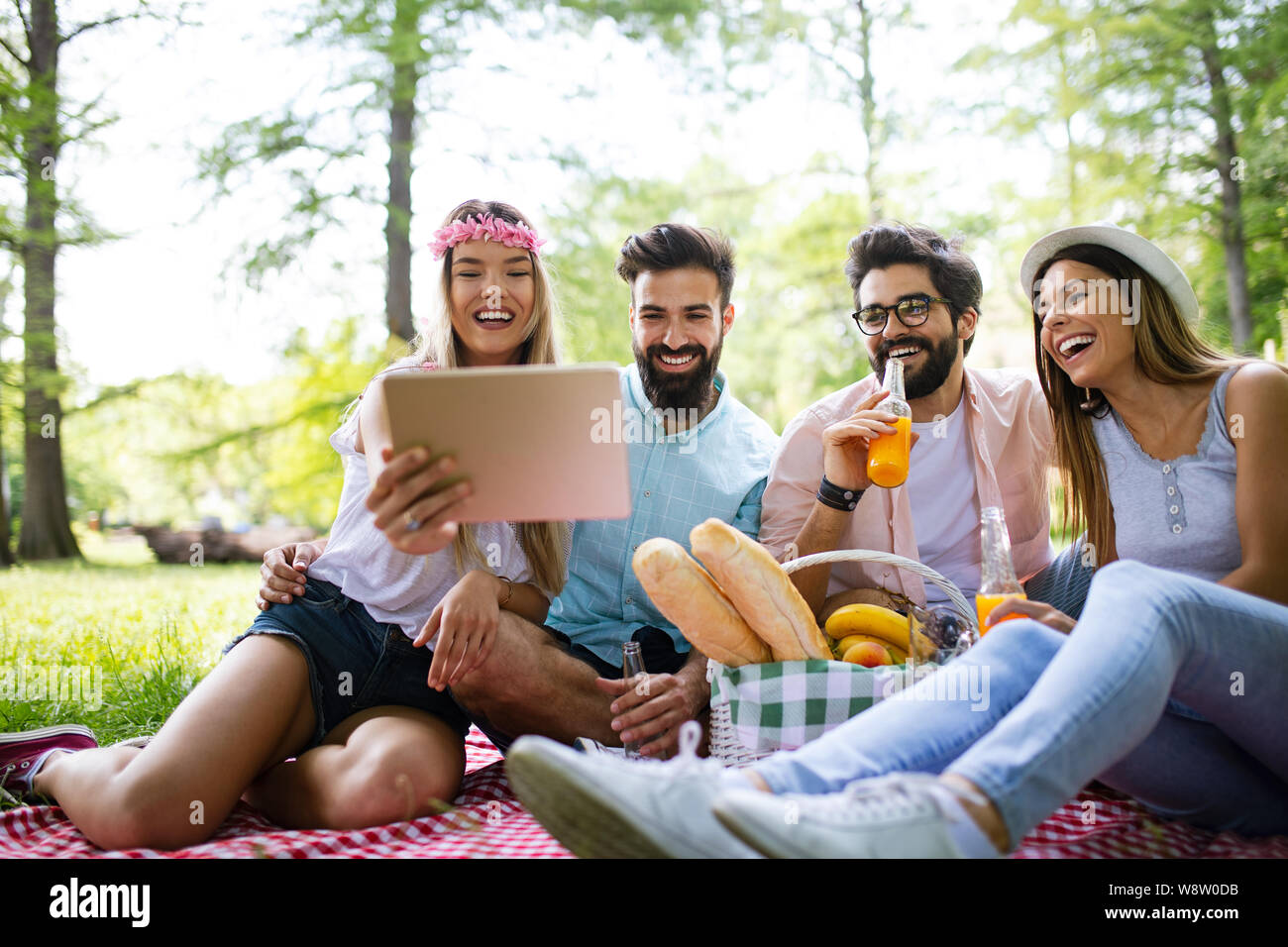 Estate, vacanze, la musica e il tempo libero concetto. Gruppo di amici hanno picnic all'aperto. Foto Stock