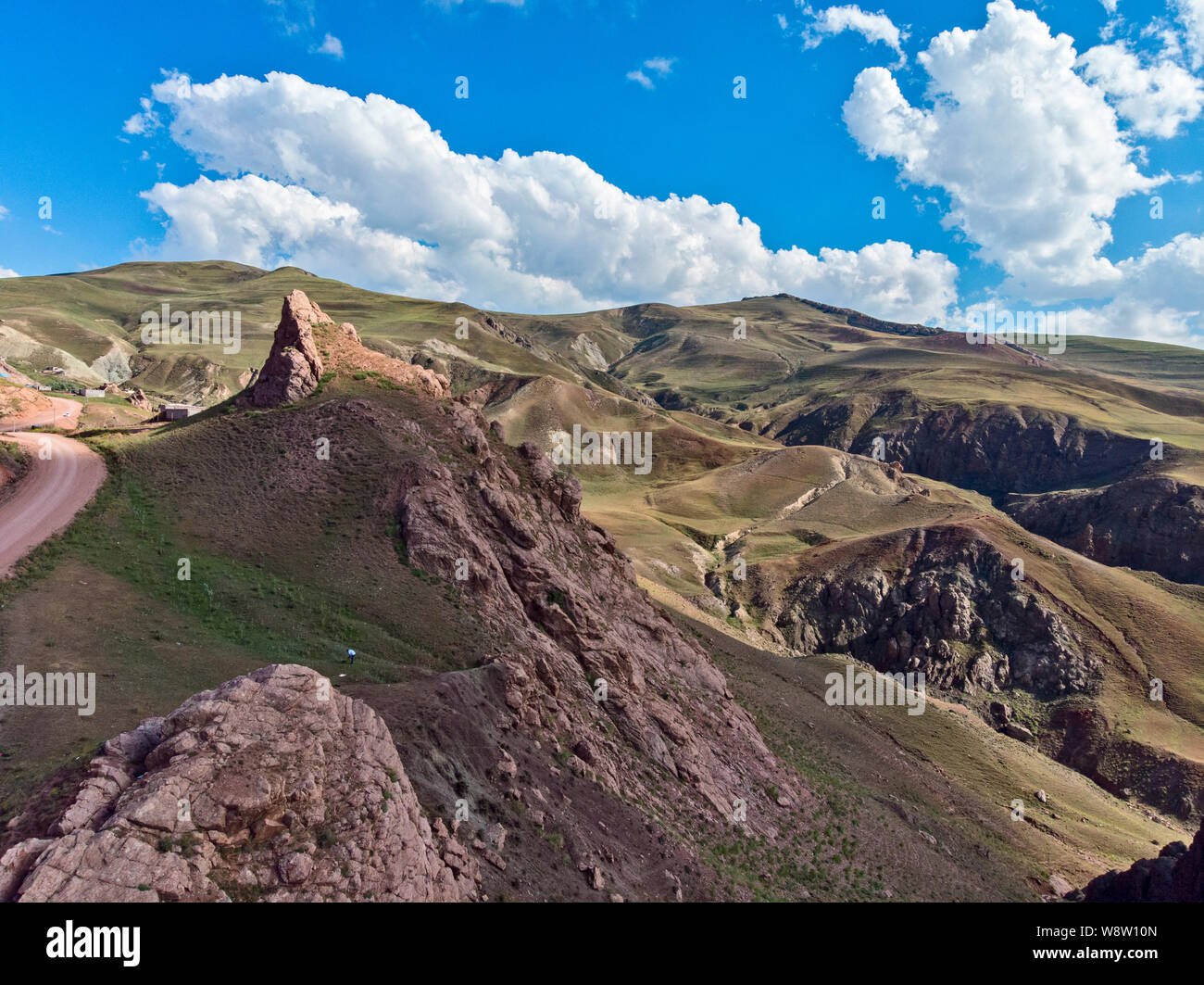 Vista aerea di strade sterrate sul plateau intorno al monte Ararat, paesaggi mozzafiato, strade tortuose tra picchi rocciosi e colline. La Turchia orientale Foto Stock