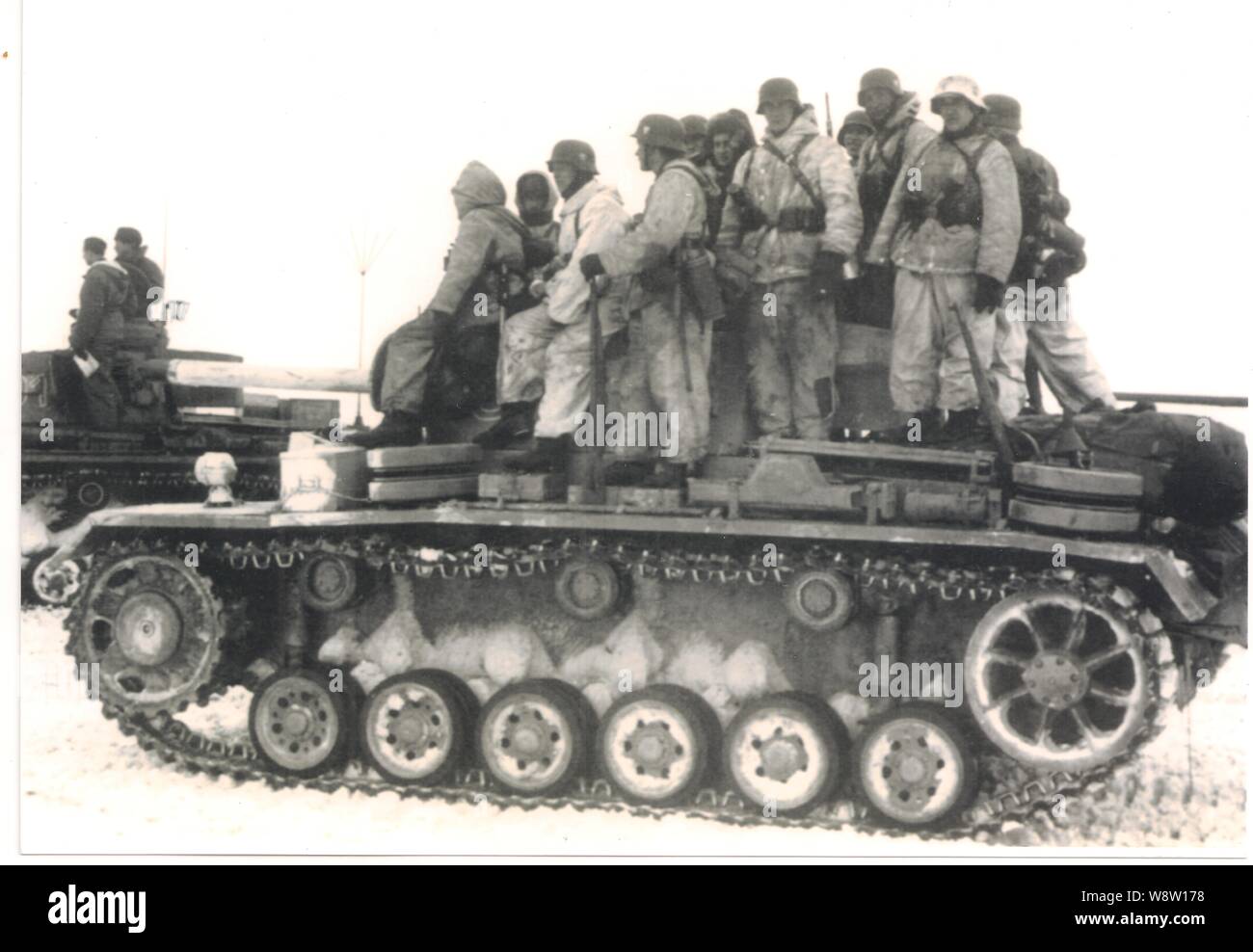 I soldati tedeschi in bianco inverno Camouflage sul bordo di un Panzer lll sul fronte Rusian 1943 Foto Stock