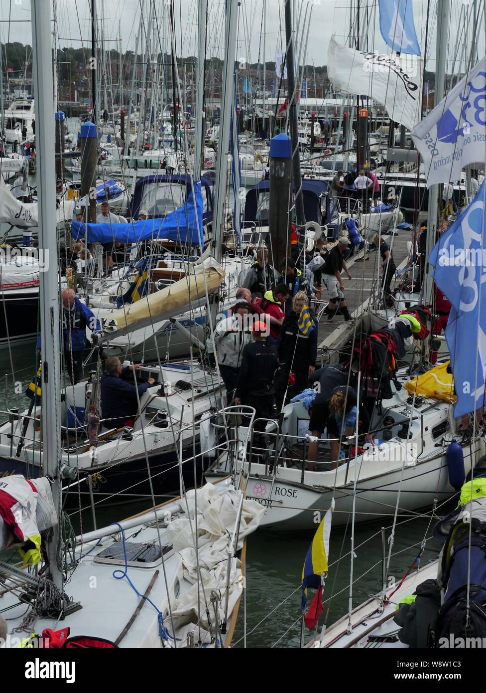 Cowes,Isle of Wight/UK - Agosto 11 2019 Cowes Week equipaggi raccogliere sul loro TALL SHIPS/yacht per una giornata di gare a questa famosa regata. Foto Stock