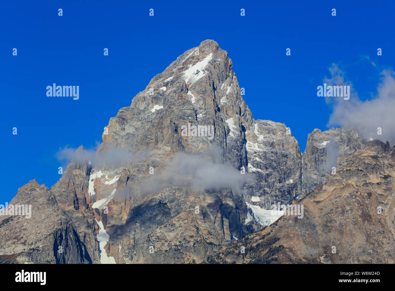 Picco di montagna del Grand Teton con nuvole e cielo blu Foto Stock