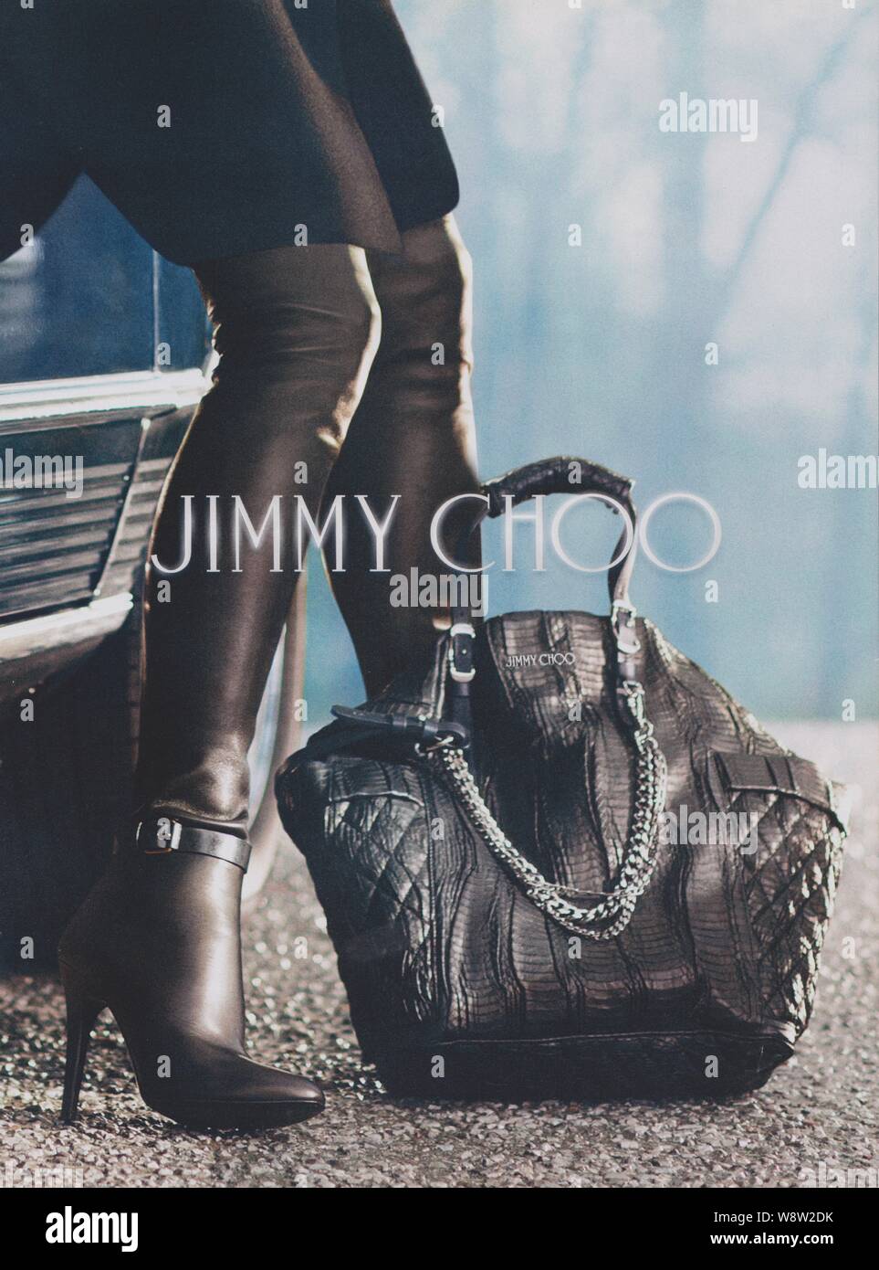 Poster pubblicitario Jimmy Choo casa di calzature moda in rivista da 2013 anni, pubblicità creativa Jimmy Choo 2010s pubblicità Foto Stock