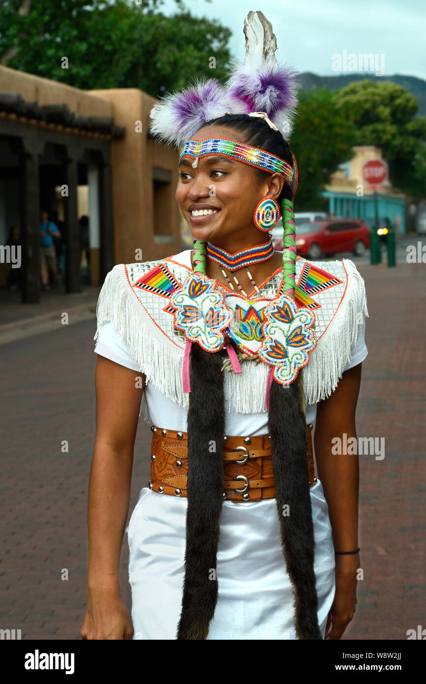 Un giovane nativo donna americana da Taos Pueblo nel Nuovo Messico si prepara alla danza in corrispondenza di un evento culturale a Santa Fe, New Mexico Foto Stock