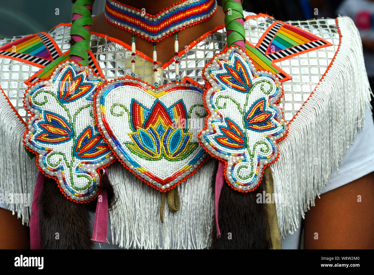 Native American ballerini da Taos Pueblo nel Nuovo Messico prepararsi ad eseguire in Santa Fe, New Mexico Foto Stock