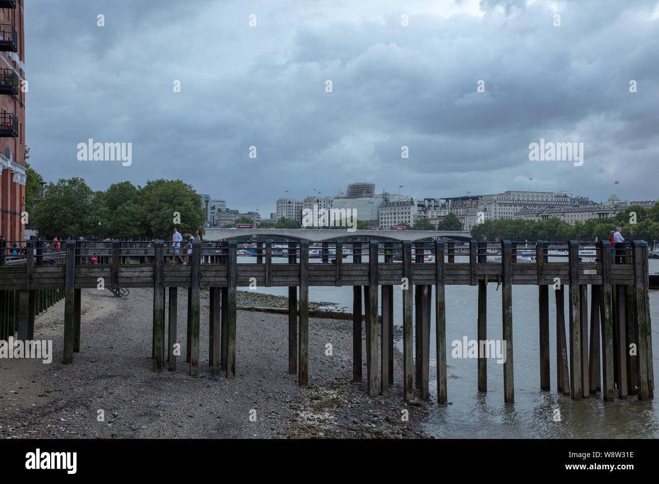 Dimensioni del molo in legno sul fiume Tamigi lungo il South Bank di Londra per un pomeriggio in agosto. Foto Stock