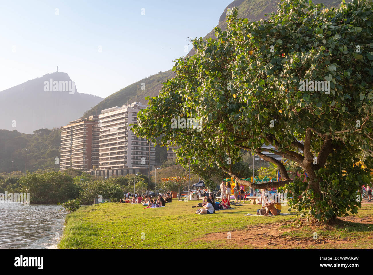 Rio de Janeiro, Brasile - 11 agosto 2019: persone rilassarsi e trascorrere il tempo all'aperto su una soleggiata domenica pomeriggio a Lagoa Rodrigo de Freitas. Foto Stock